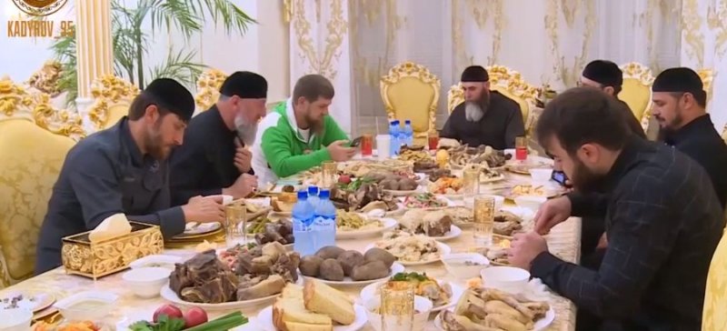 ЧЕЧНЯ. Завершающий ифтар месяца Рамадан Глава Чечни совершил у своей сестры Зарган