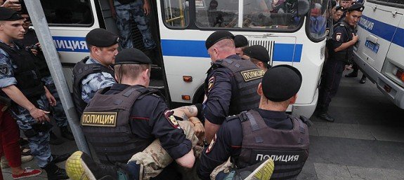 На акции протеста в Москве задержали более 400 человек