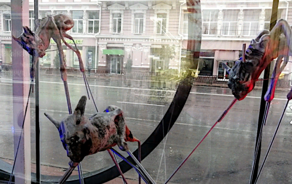 РОСТОВ. Уродливые скульптуры собак исчезли из остановочного комплекса в Ростове