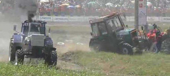 Трактор въехал в толпу журналистов во время гонки в Ростовской области(Видео)