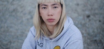 В Москве девушку-режиссера избили напротив здания полиции