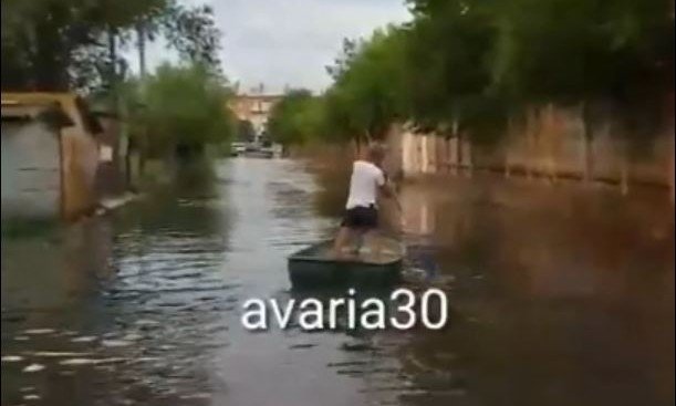 АСТРАХАНЬ. По астраханской улице катаются на лодке