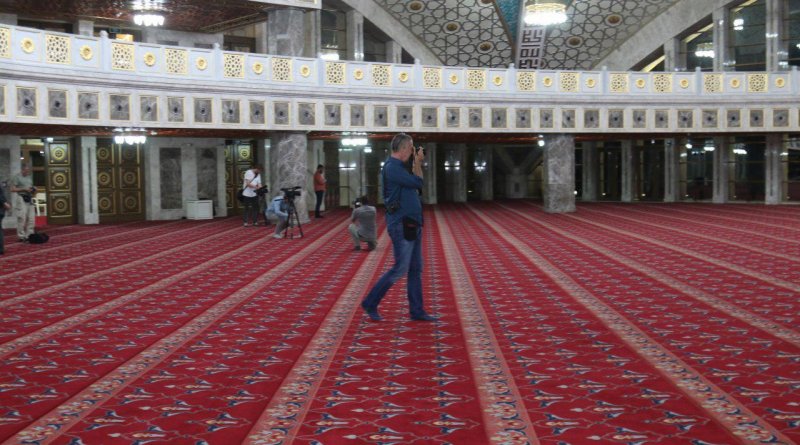 ЧЕЧНЯ. Иностранные журналисты посетили мечеть «Сердце матери» в городе Аргун