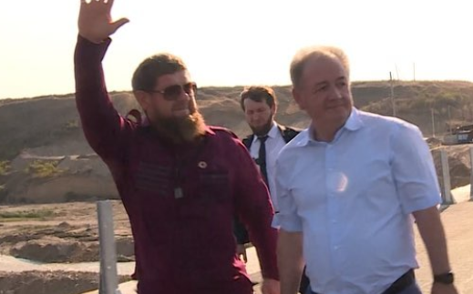 ЧЕЧНЯ. Р. Кадыров проверил строительство моста на границе с Республикой Дагестан