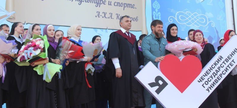 ЧЕЧНЯ. Р. Кадыров вручил дипломы выпускникам Чеченского государственного университета
