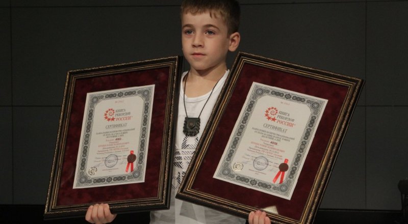 ЧЕЧНЯ. Шестилетний чеченский мальчик Р. Куриев установил два новых мировых рекорда по отжиманиям от пола