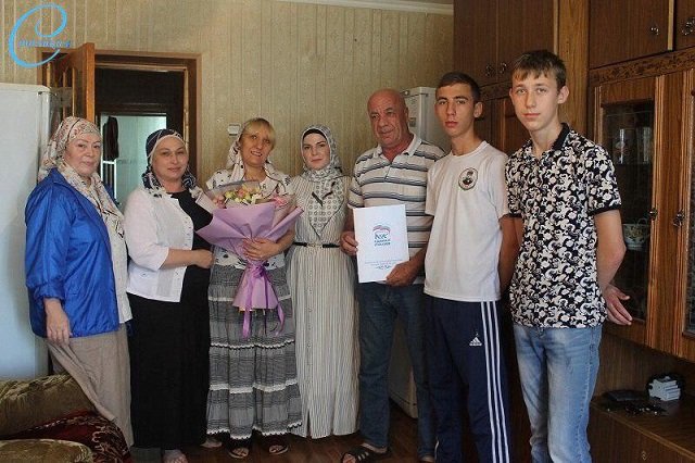 ЧЕЧНЯ. В День семьи, любви и верности партийцы «Единой России» посетили интернациональную семью