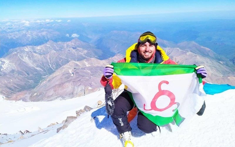 ИНГУШЕТИЯ. Сотрудник Минэкономики республики водрузил ингушский флаг на вершине Эльбруса