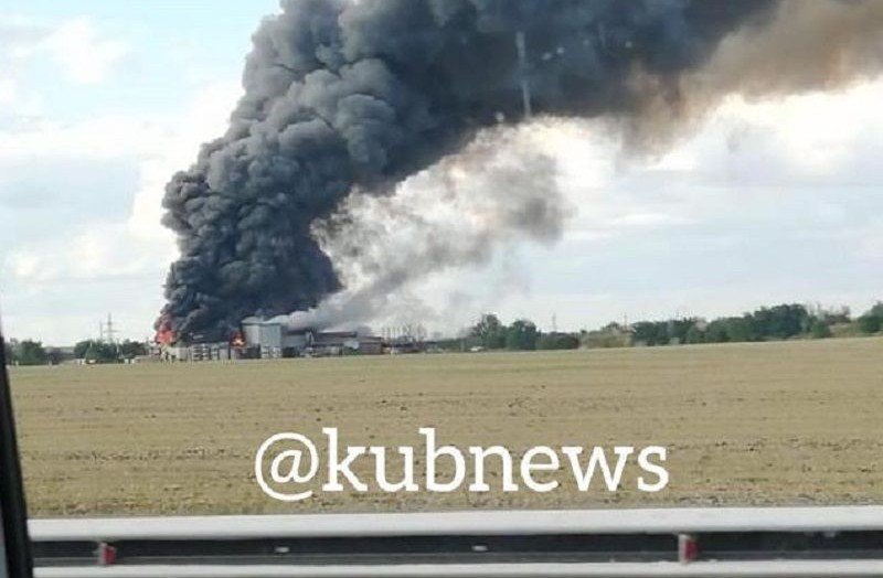 КРАСНОДАР. Под Краснодаром горит завод по производству сои на площади 400 кв.м.