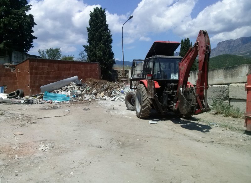 КРЫМ. Горы мусора обнаружили в курортной Алуште