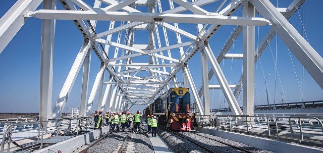 КРЫМ. На Крымском мосту завершили укладку рельсов