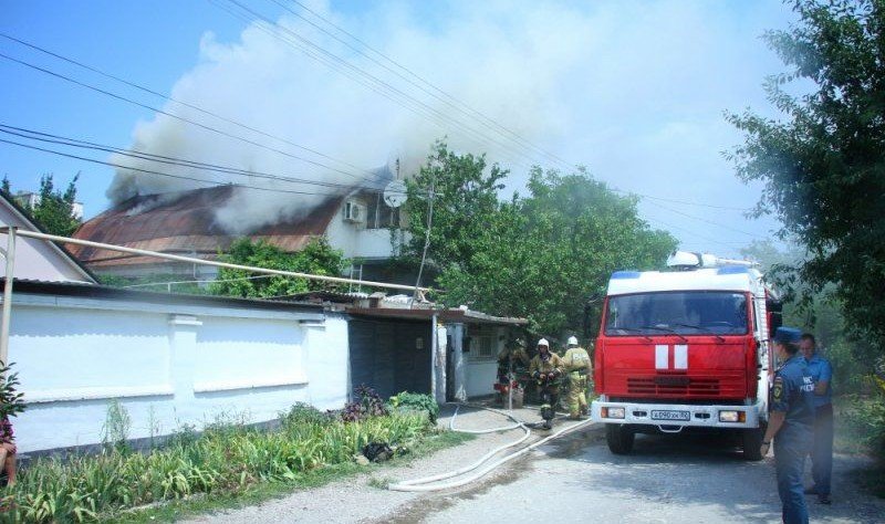 КРЫМ. Утром в Симферополе горел двухэтажный дом