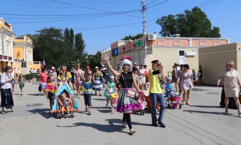 КРЫМ. В Феодосии состоялся парад колясок