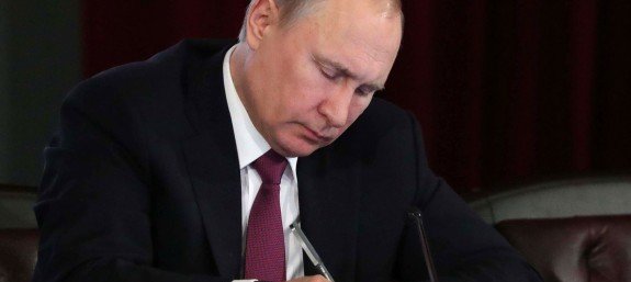 Путин подписал закон о приостановке участия России в ДРСМД