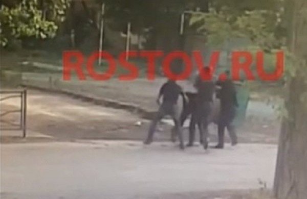 РОСТОВ. Появилось видео нападения в Таганроге на мужчину, переносившего 9 млн рублей