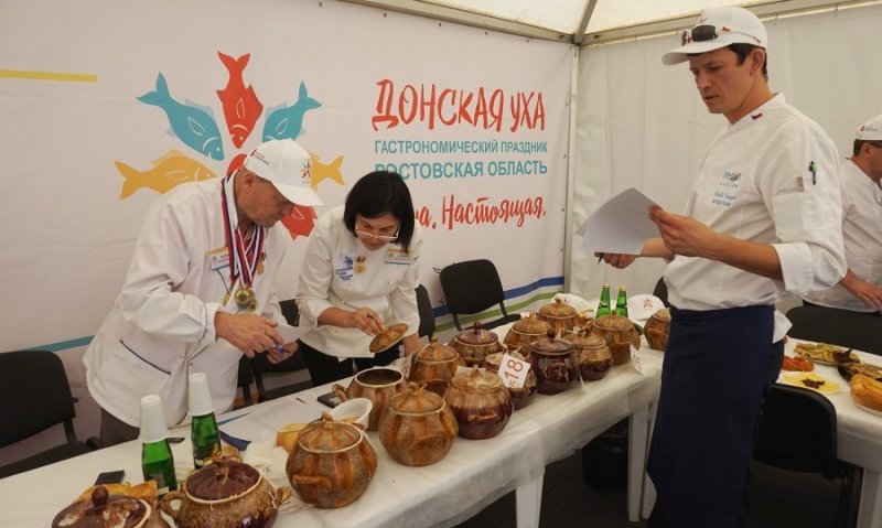РОСТОВ. Тысячи туристов съехались на гастрономический праздник «Донская уха»