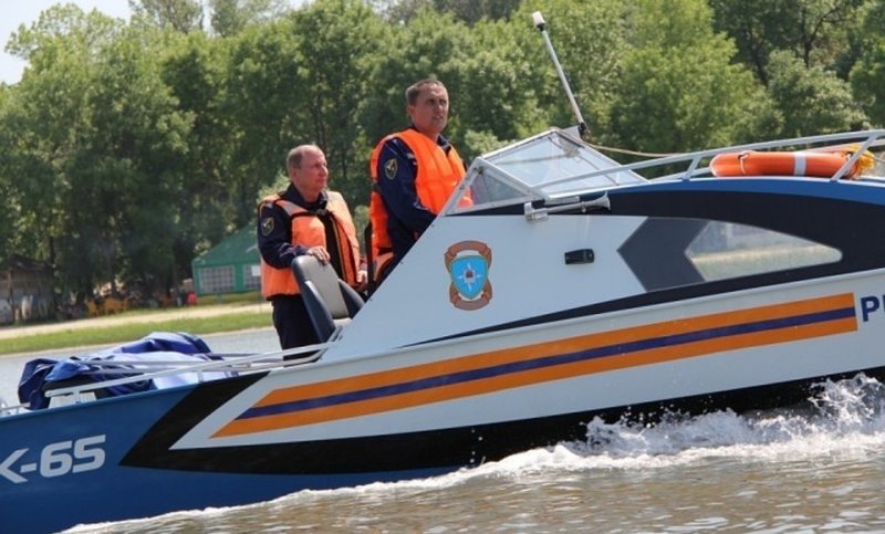 РОСТОВ. На окраине Ростова в акватории Дона перевернулась моторная лодка, в которой находились три человека