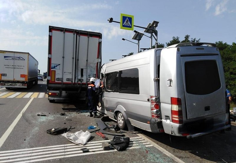 РОСТОВ. В Ростовской области пассажирский микроавтобус протаранил большегруз: два человека погибли, еще восемь в больнице