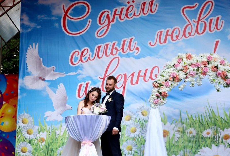 СТАВРОПОЛЬЕ. Тысячи жителей Ставрополя стали свидетелями бракосочетания молодой пары