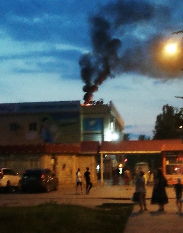 ВОЛГОГРАД. Еще одну крышу торгового центра охватил огонь