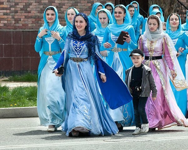 А знаете ли Вы, что чеченские девушки не носят брюки?