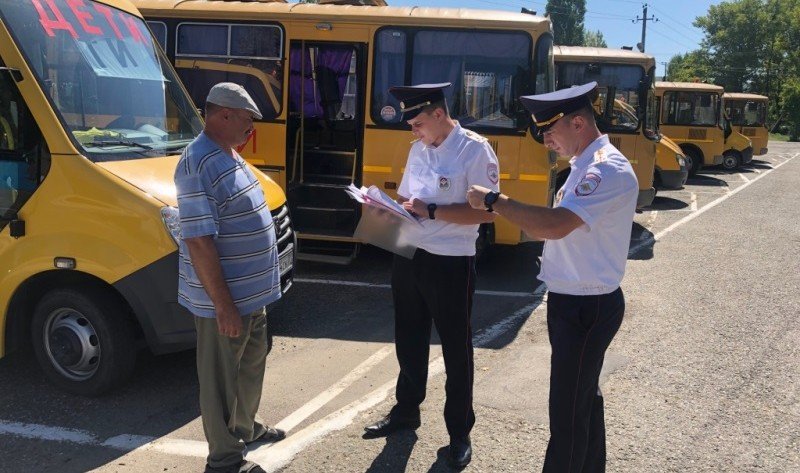 АДЫГЕЯ. Госавтоинспекторы Адыгеи перед началом нового учебного года провели проверки школьных автобусов