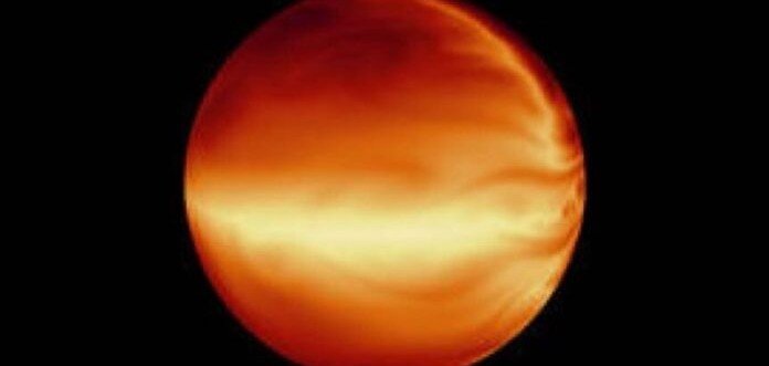 Астрономы открыли горячий юпитер с необычной орбитой