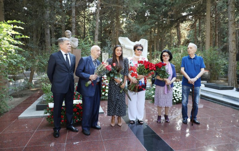АЗЕРБАЙДЖАН. Лейла Алиева побывала на могиле Муслима Магомаева