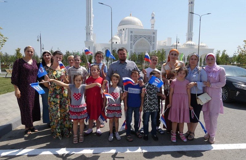 ЧЕЧНЯ. Чеченские партийцы «Единой России» широко отметили День государственного флага РФ