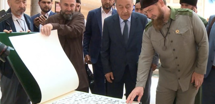 ЧЕЧНЯ. Делегация из Узбекистана подарила Главе Чечни копию древнейшей рукописи Корана