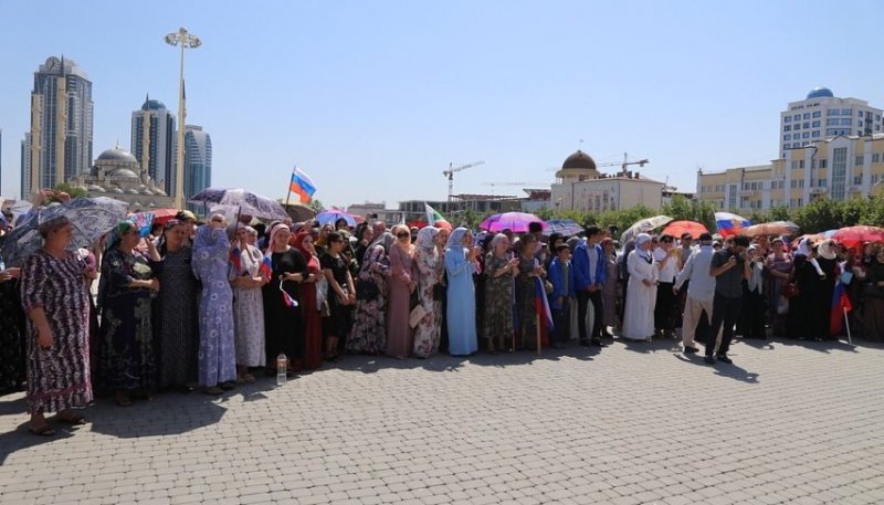 ЧЕЧНЯ. День Государственного флага РФ в Грозном отметили многотысячным митингом