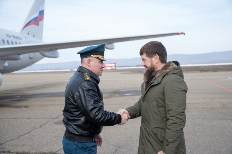 ЧЕЧНЯ. Р. Кадыров поздравил с днем рождения министра МЧС РФ Е. Зиничева