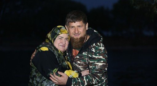 ЧЕЧНЯ. Рамзан Кадыров поздравил с днем рождения маму Аймани Несиевну