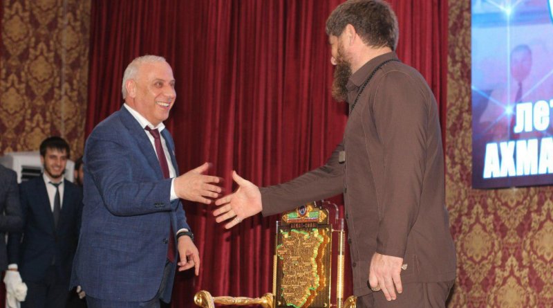 ЧЕЧНЯ. Рамзану Кадырову вручили выгравированную карту Чечни с новыми границами