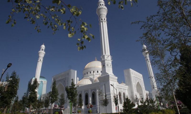 ЧЕЧНЯ. Шейх Нахайян бин Мубарак аль-Нахайян поздравил чеченский народ с открытием мечети «Гордость мусульман»