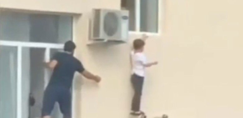 ЧЕЧНЯ. В Чечне спасли мальчика, который вышел из окна многоэтажки