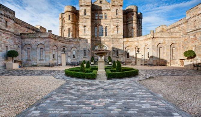 Королевский замок в Шотландии выставили на продажу