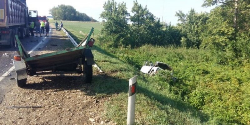 КРАСНОДАР. В Краснодарском крае в жестком ДТП с фурой погибли мужчина и 12-летний мальчик