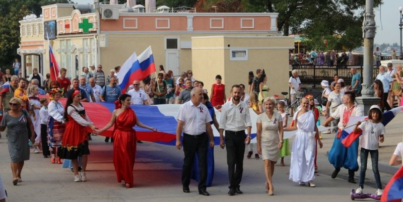 КРЫМ. В Феодосии отметили день государственного флага России