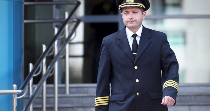 Пилотам совершившего аварийную посадку в Подмосковье самолета присвоили звания героев России