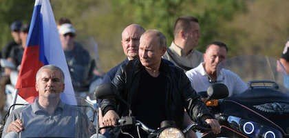 Путин посетил байк-шоу «Ночных волков» (Видео)
