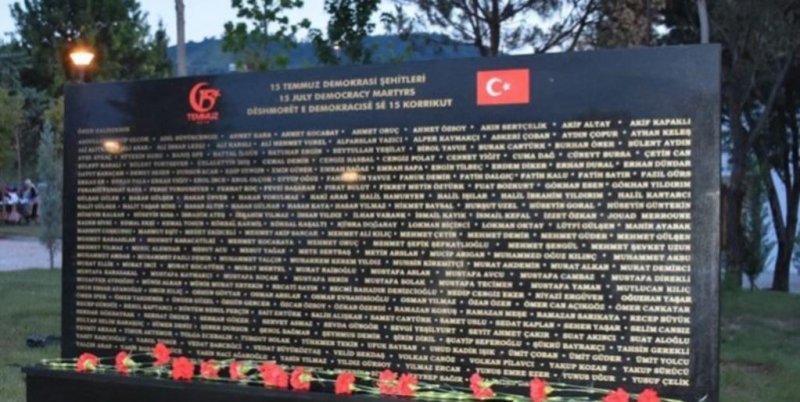 В столице Албании воздвигли памятник в честь жертв неудавшегося путча в Турции