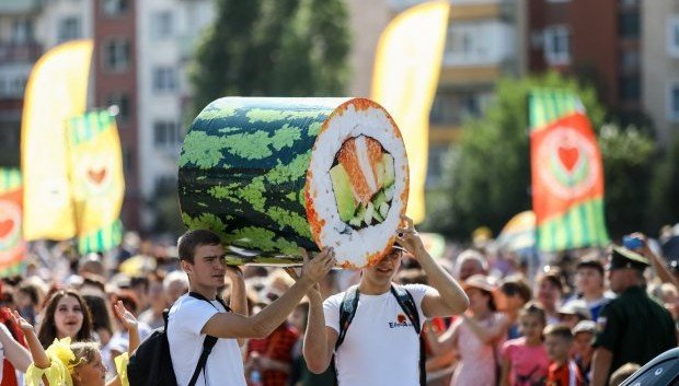 ВОЛГОГРАД. На Арбузном фестивале в Камышине победила чудо-ягода в 25 кило