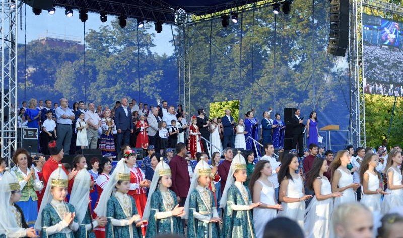 АДЫГЕЯ. Акция в честь 75-летия мелодии гимна РФ В Адыгее объединила более 600 человек