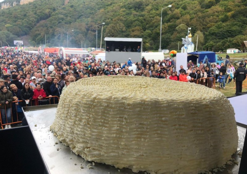 АДЫГЕЯ. Рекорд по производству самой большой головки адыгейского сыра официально зафиксирован