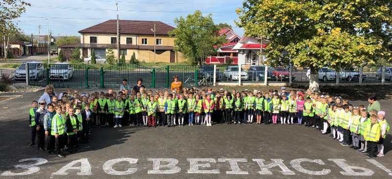 АДЫГЕЯ. В Адыгее школьники флешмобом призвали участников движения к использованию световозвращающих жилетов