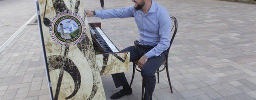 ЧЕЧНЯ. «Грозненский Арбат»: На бульваре Эсамбаева появилось уличное пианино