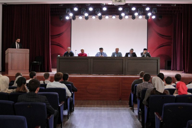 ЧЕЧНЯ.  В Чеченском государственном университете прошла встреча членов АТК органов исполнительной власти Чеченской Республики со студентами