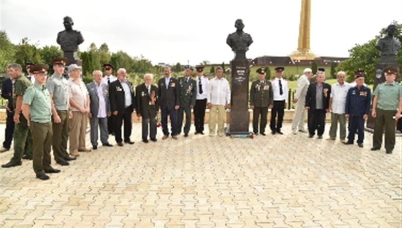 ЧЕЧНЯ. Военнослужащие Росгвардии приняли участие в торжественной церемонии открытия Аллеи Героев в Грозном