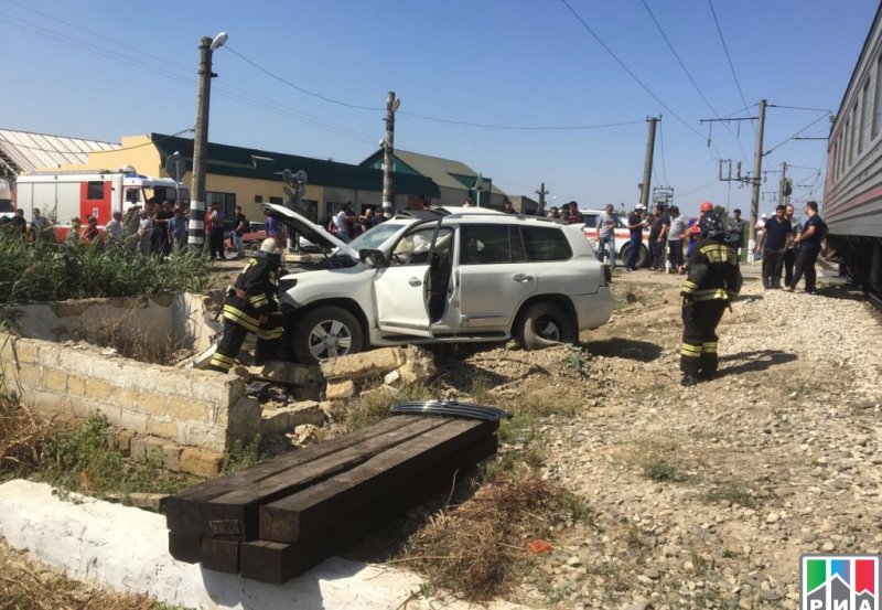 ДАГЕСТАН. Поезд протаранил внедорожник в Дагестане, два человека погибли и еще двое пострадали